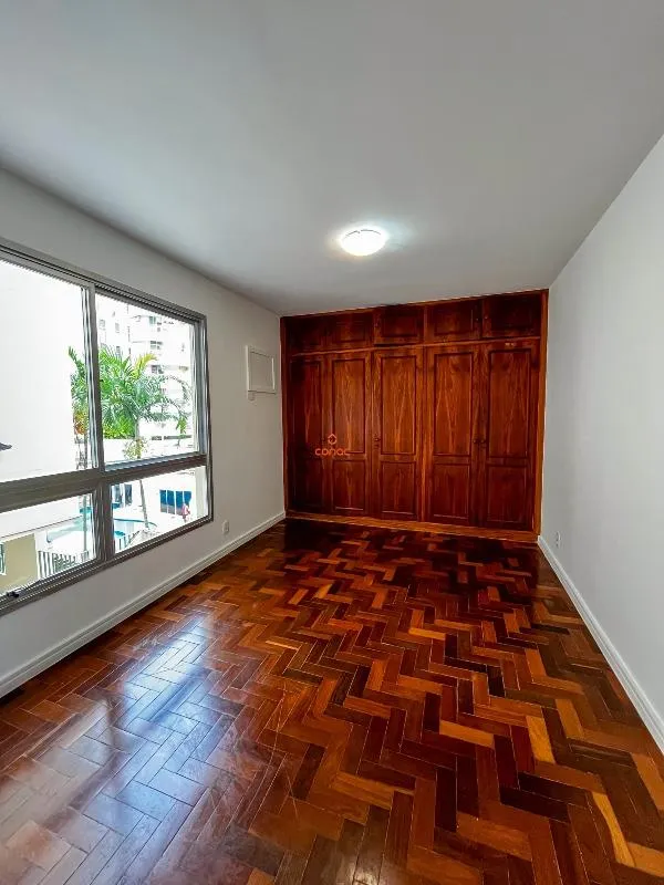 One-bedroom apartment with wood or laminate floors — photo 2