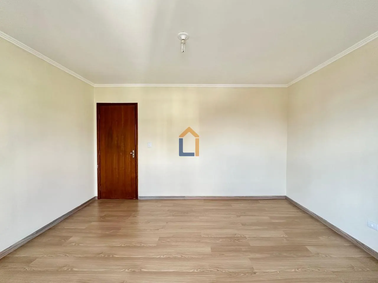 Furnished house with 5 bedrooms and private garden