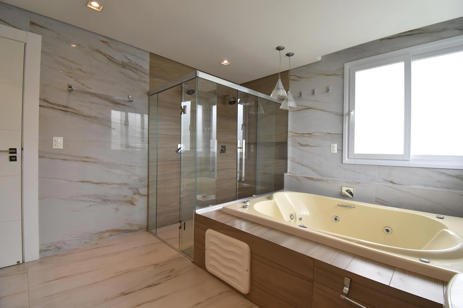 House, 411 m², with a bathtub — photo 38