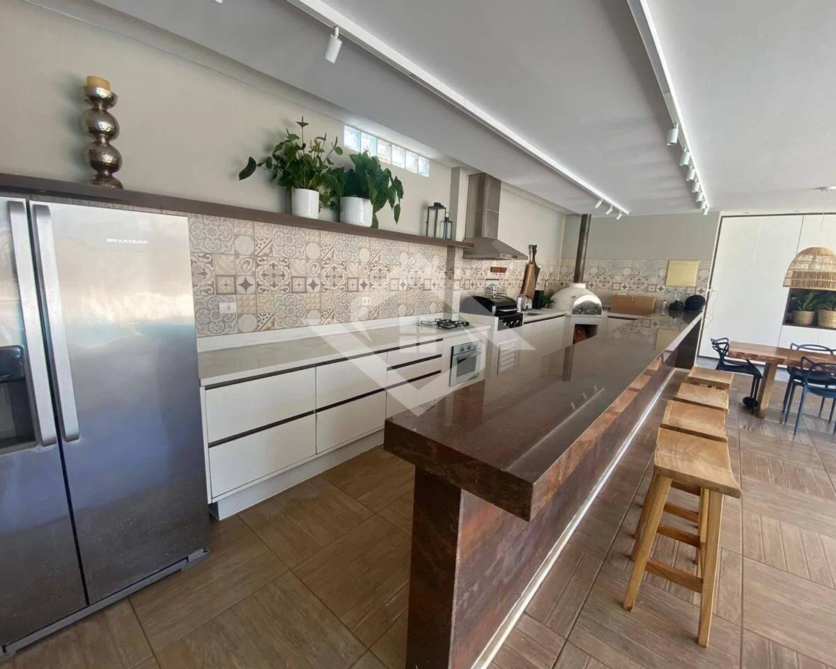 6 quartos e banheira: casa de 1000 m² — photo 14
