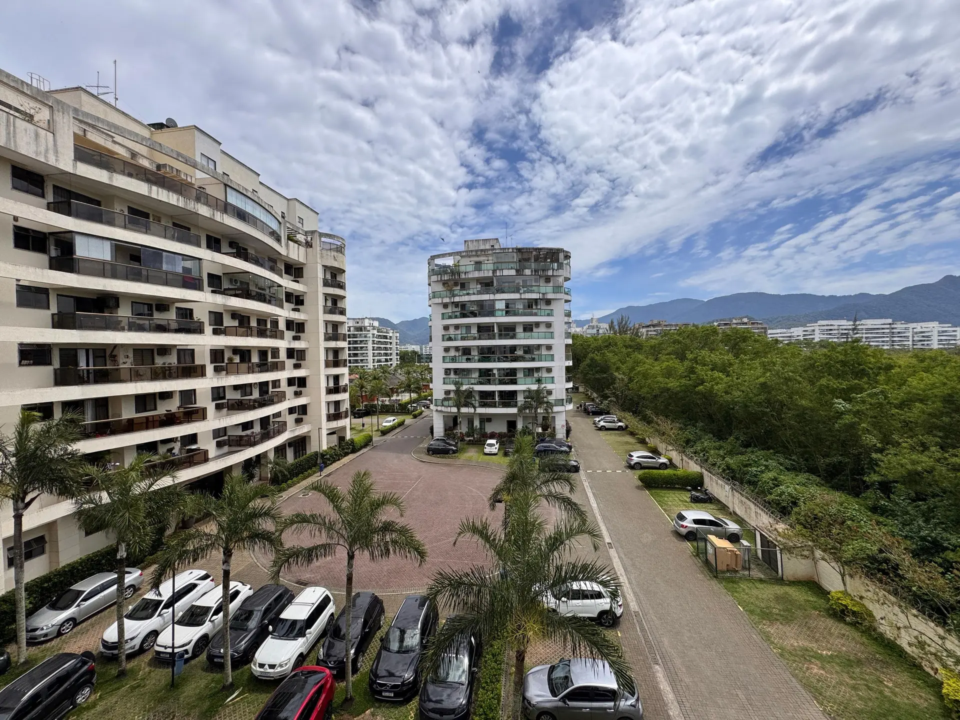 Glass-enclosed balcony in a 3-bedroom apartment, 96 m² — photo 48