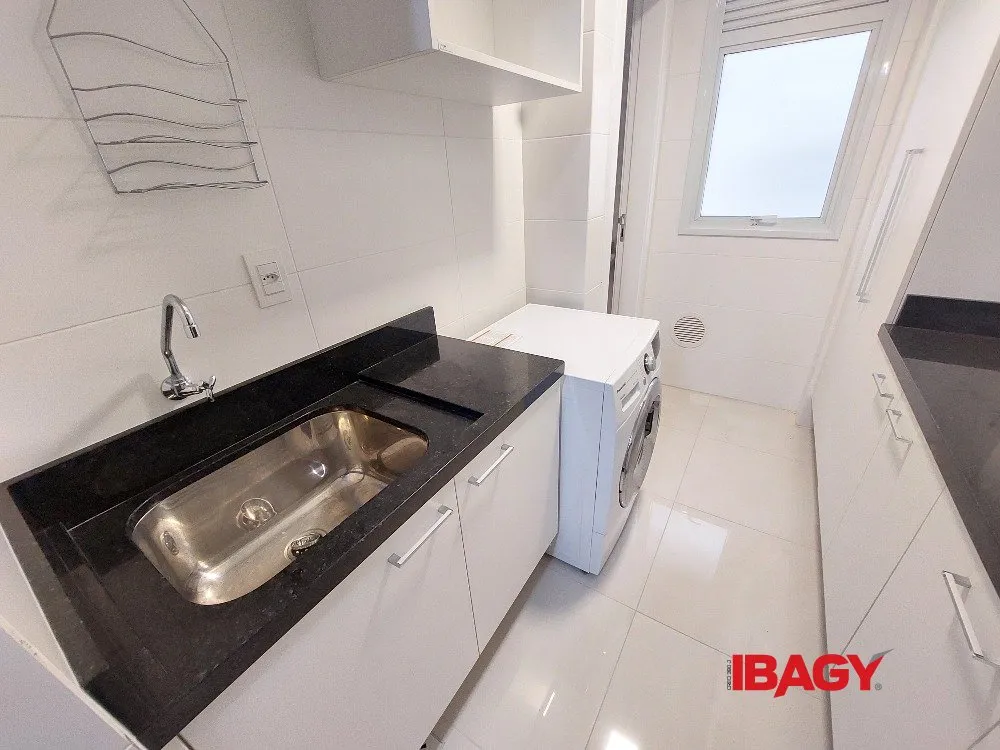 Furnished 2-suite apartment with enclosed balcony — photo 37