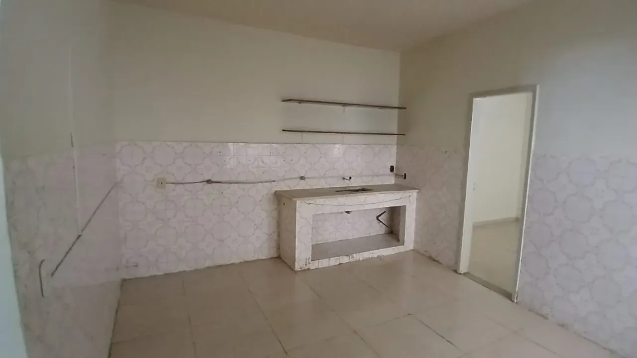 Unfurnished 2-bedroom house with gas stove and parking — photo 2