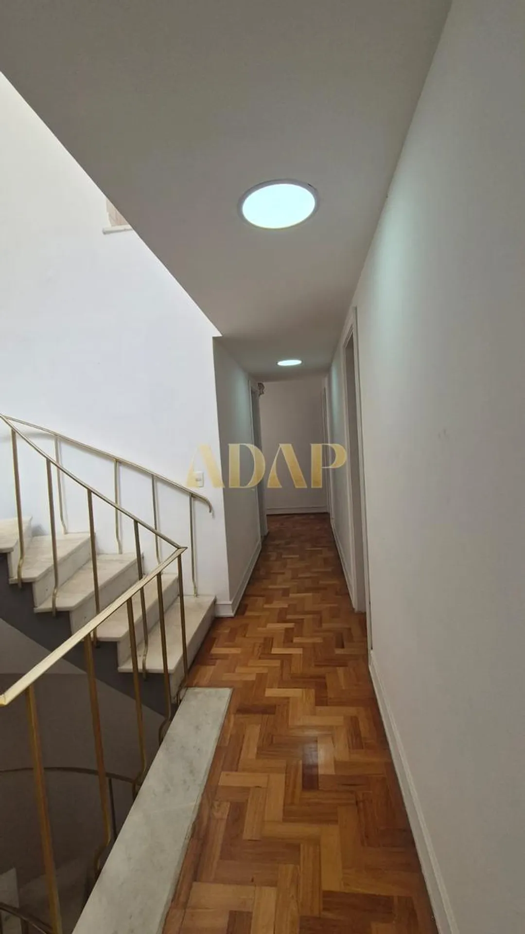525 m² apartment with a home office and a bathtub — photo 36