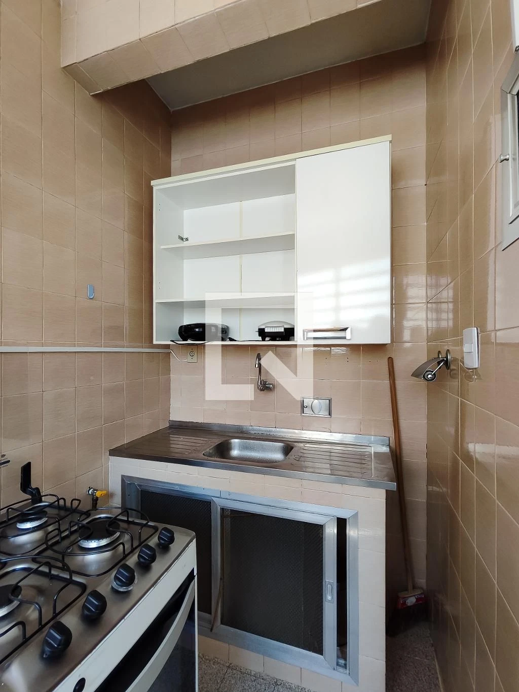 1-bedroom apartment with a gas stove kitchenette — photo 16