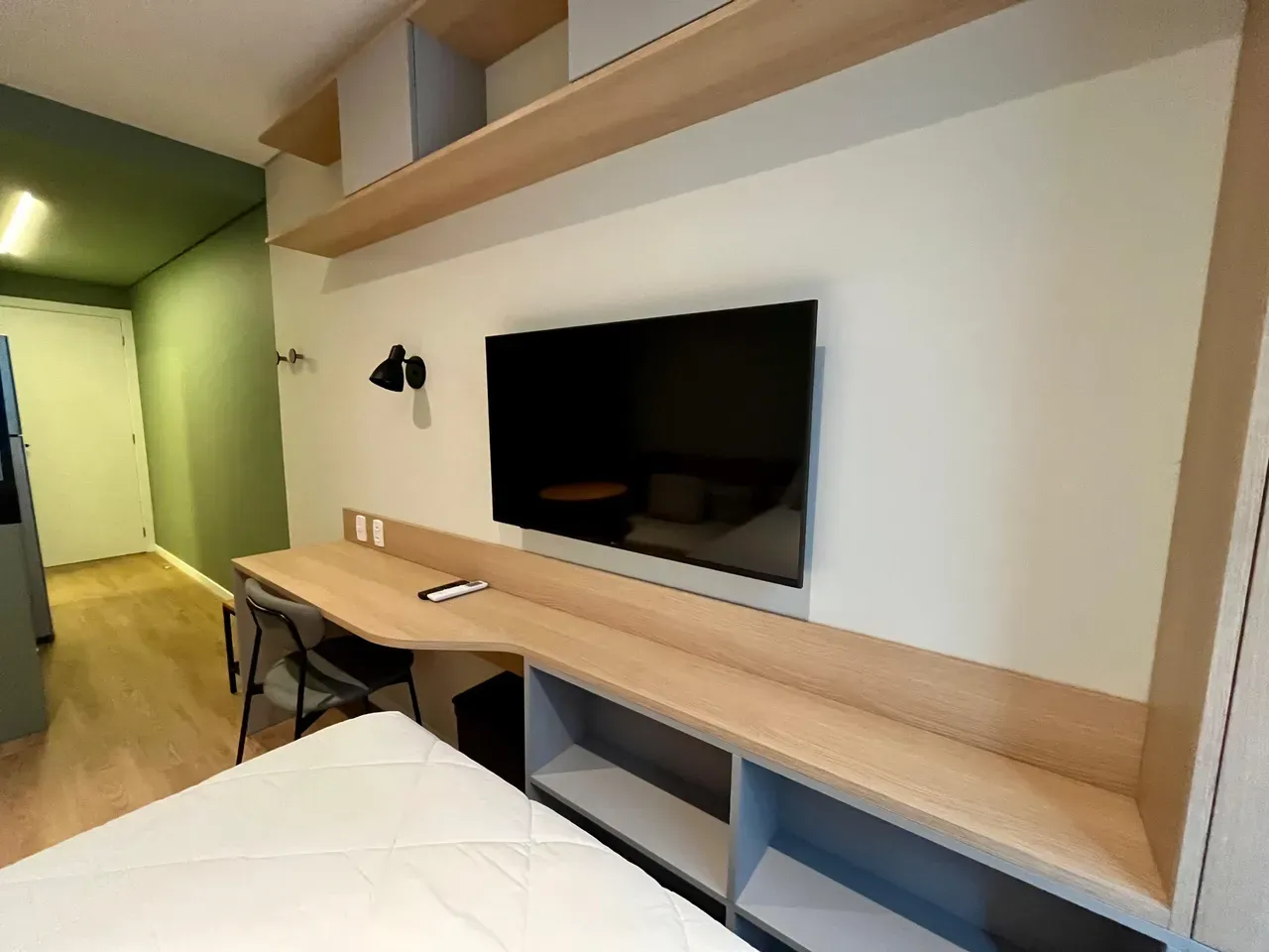 One-bedroom apartment in a building with a coworking space — photo 11