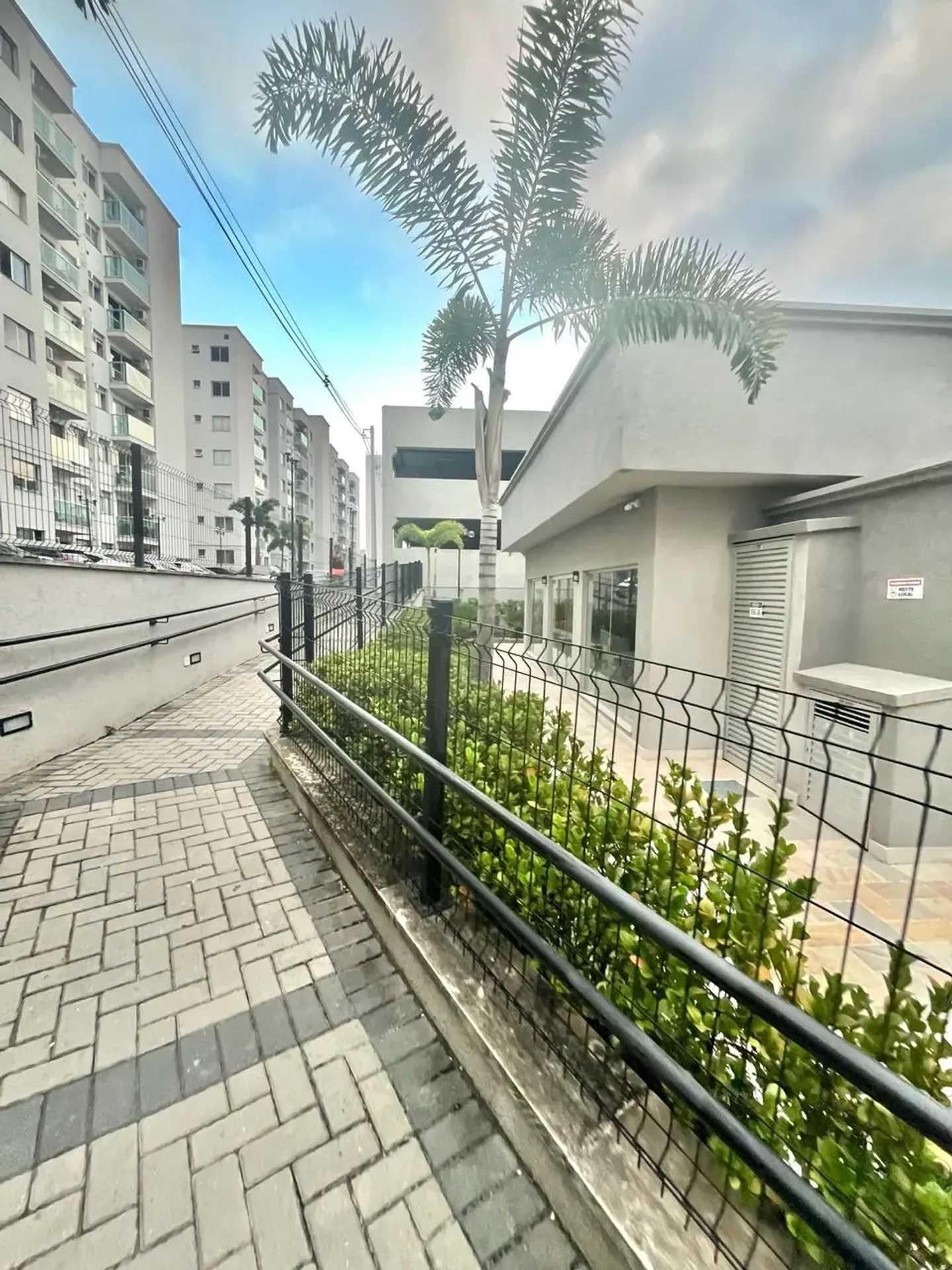 Balcony with a grill in a 2-bedroom apartment, 51 m² — photo 27