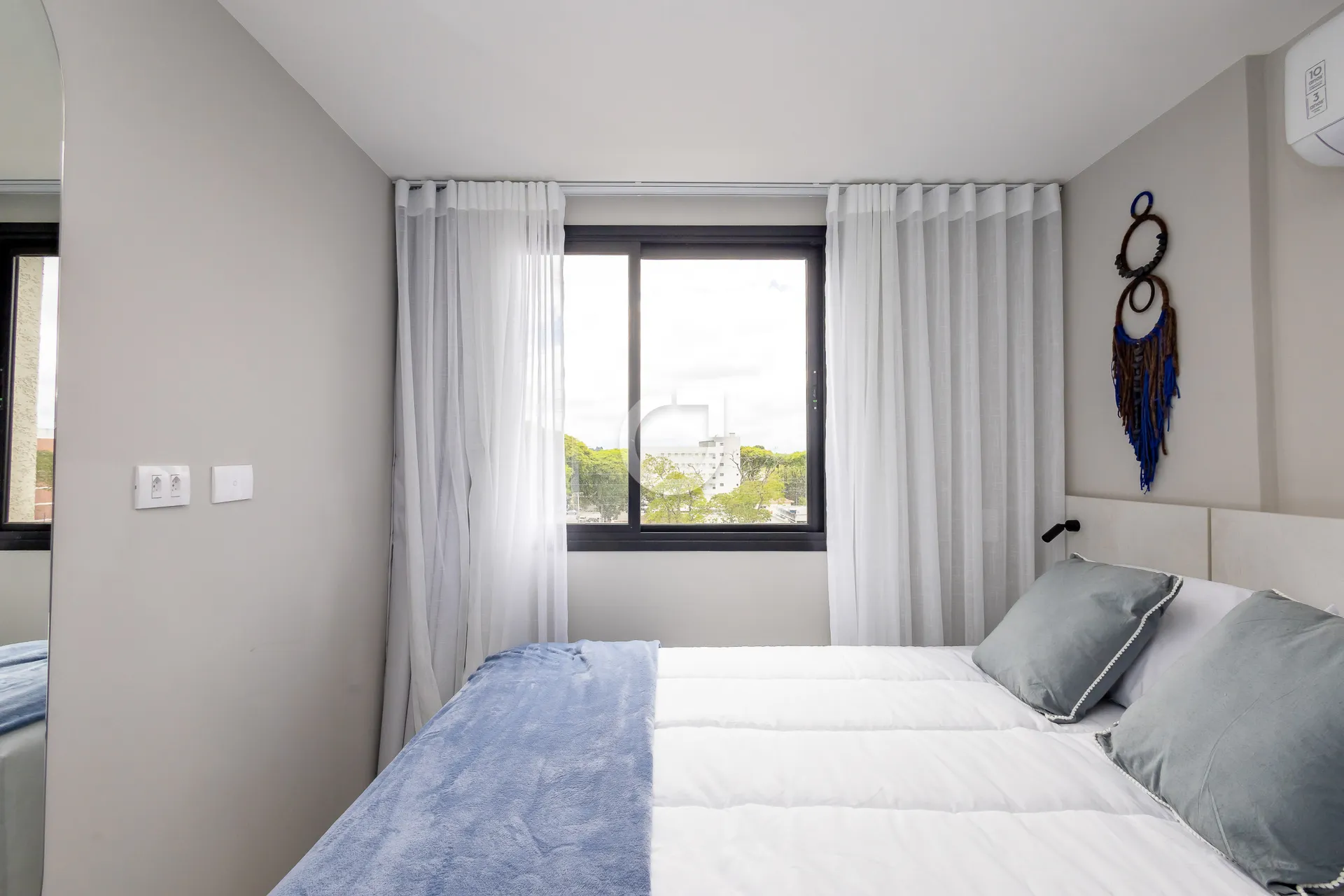 Furnished 1-bedroom apartment with a work area — photo 12