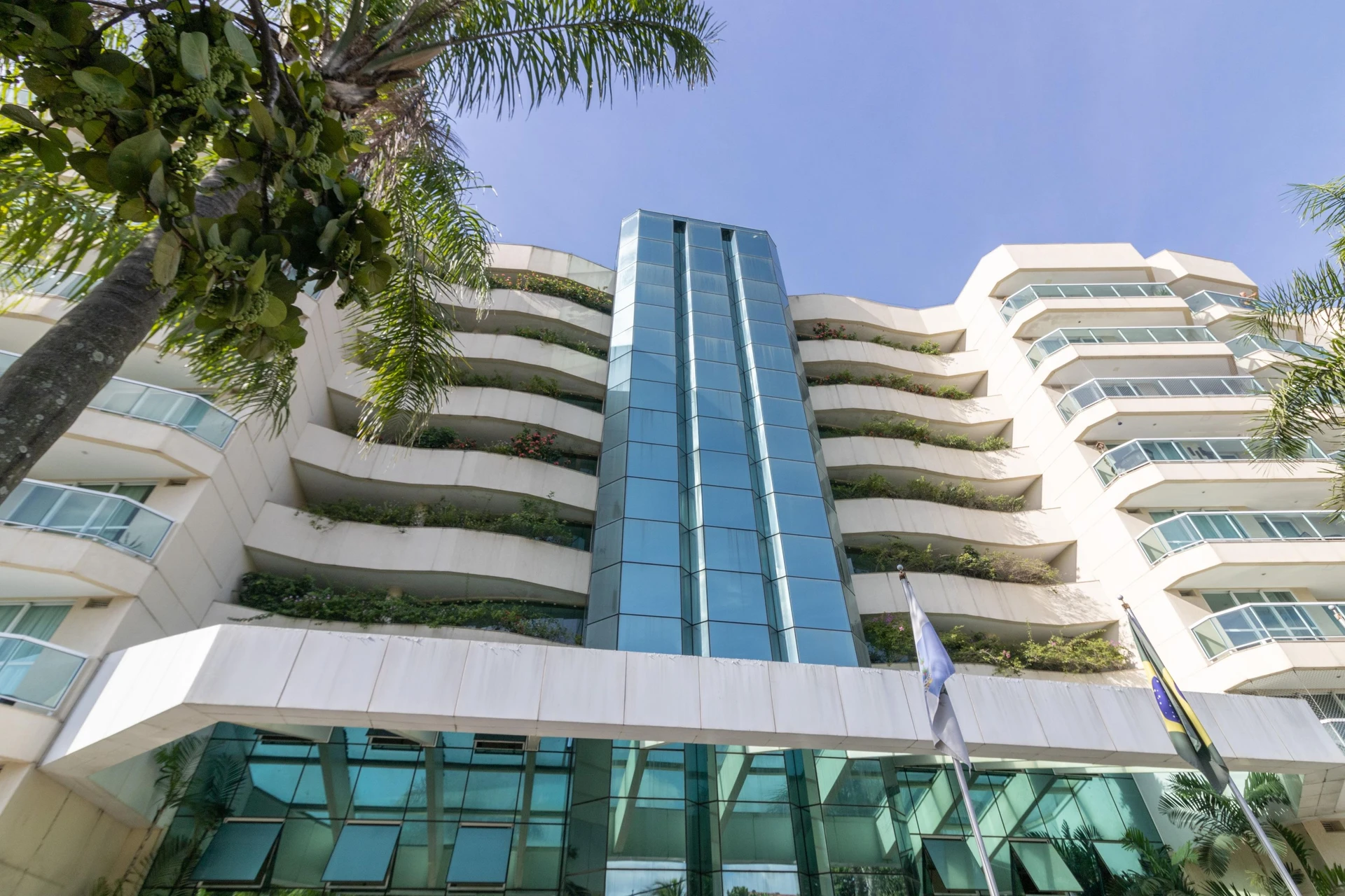 Furnished 1-bedroom apartment with a glass balcony — photo 52