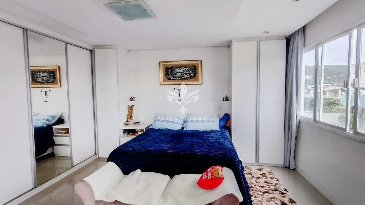 Glass-enclosed balcony in a 4-bedroom house, 400 m² — photo 4