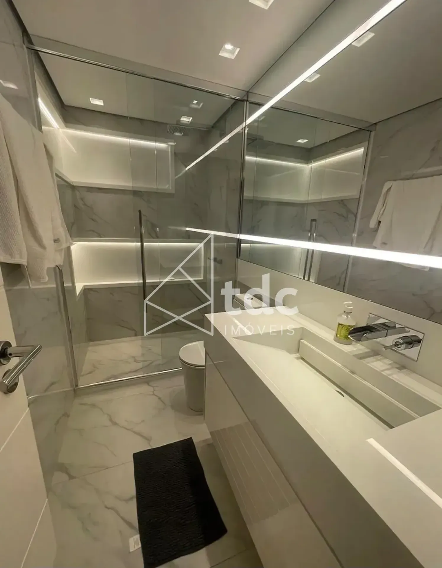 Bathtub in a 5-bedroom house, 900 m² — photo 11
