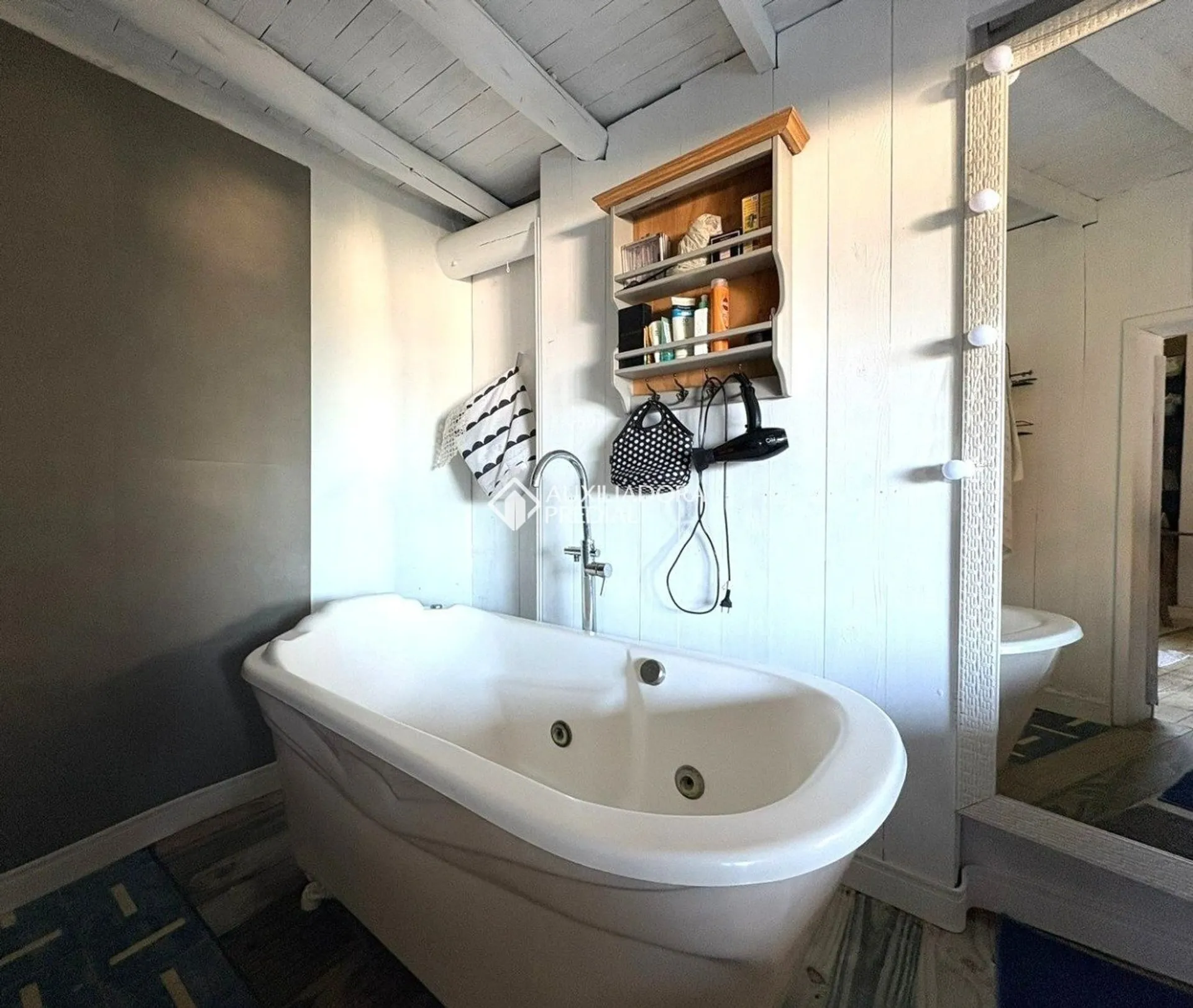 2-bedroom house with a bathtub in Florianópolis — photo 14