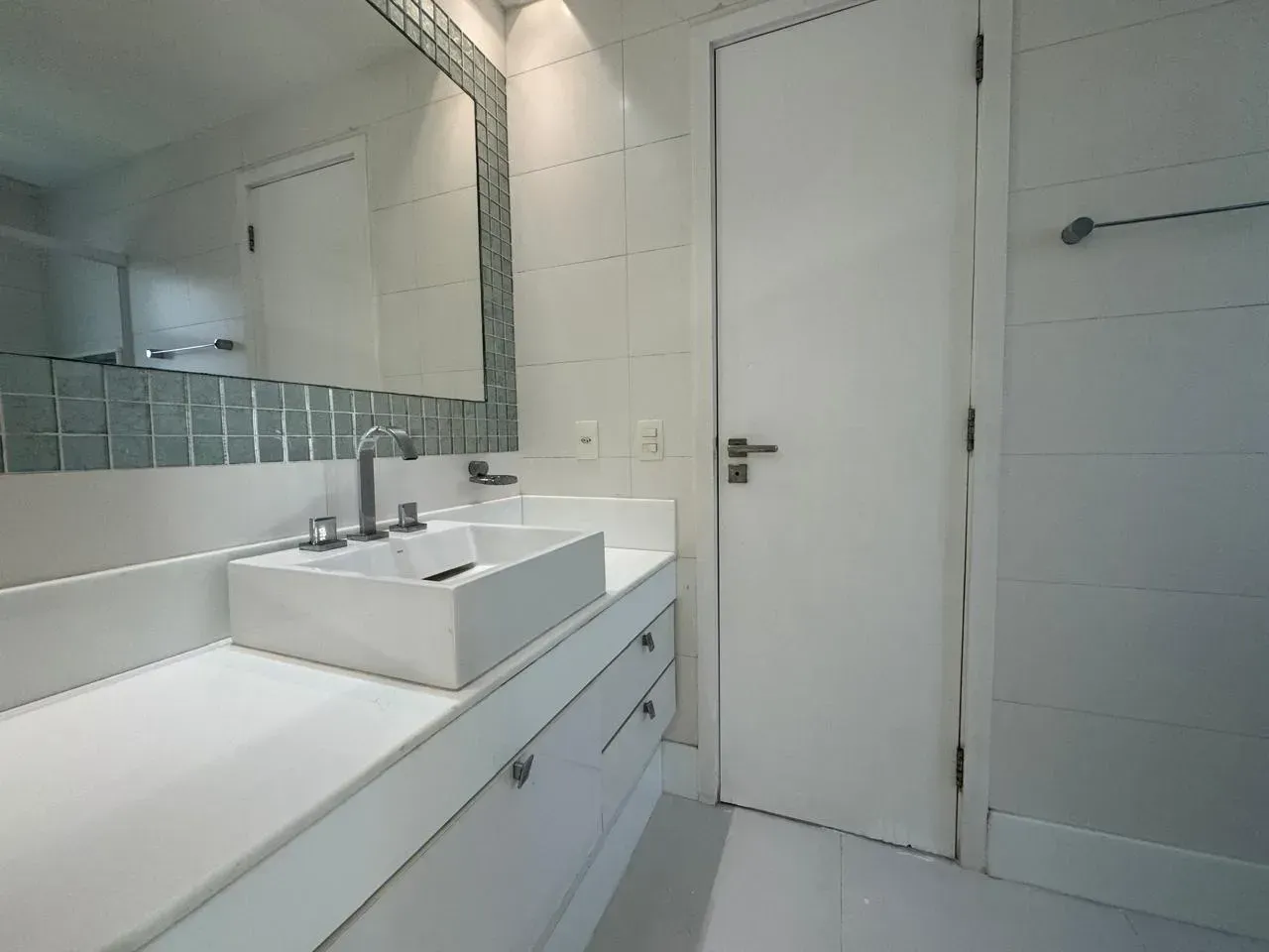 4-bedroom apartment in a building with a heated pool — photo 19