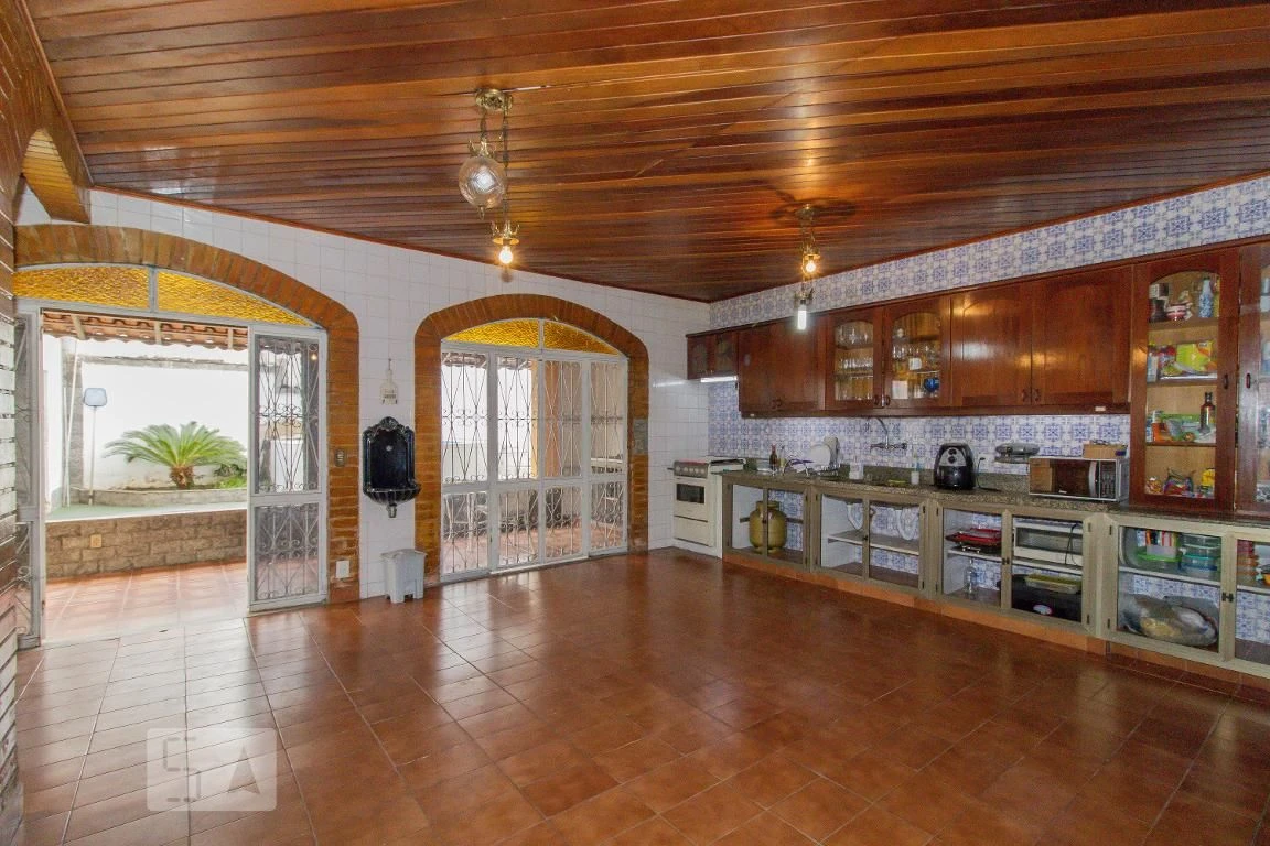 Rental house with 4 bedrooms and a private garden — photo 40