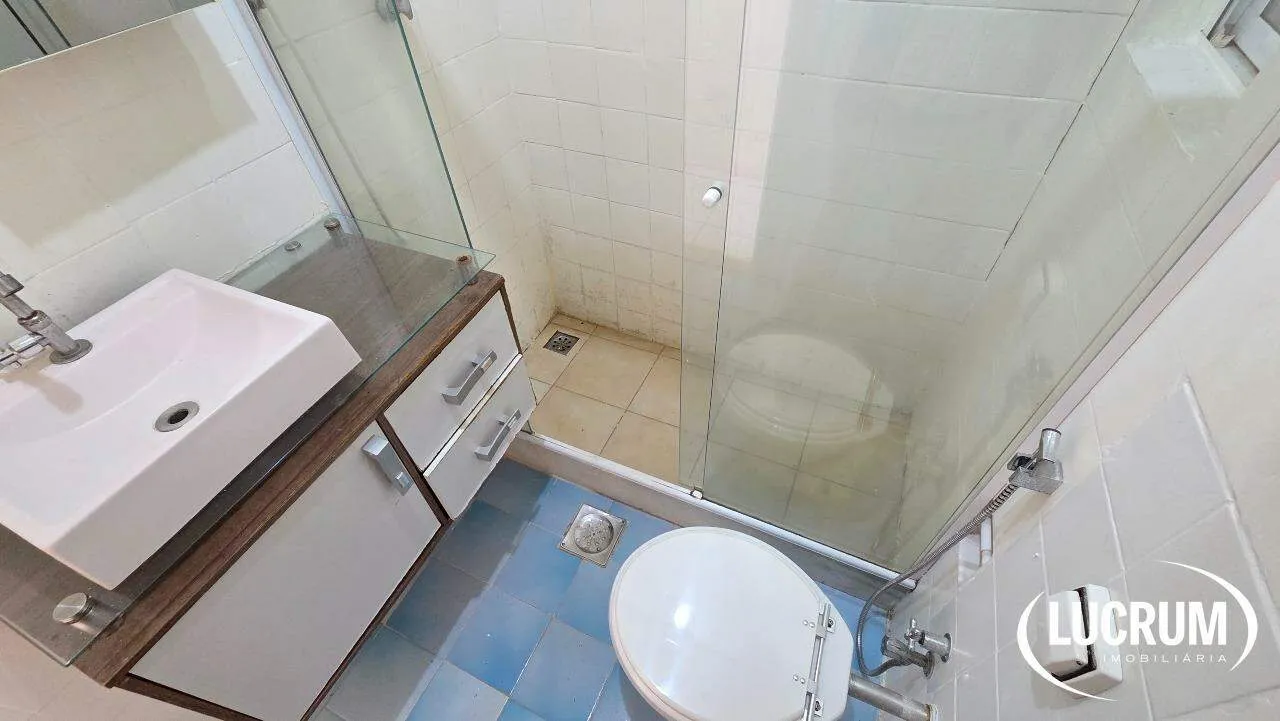 1-bedroom apartment with a glass shower enclosure — photo 7