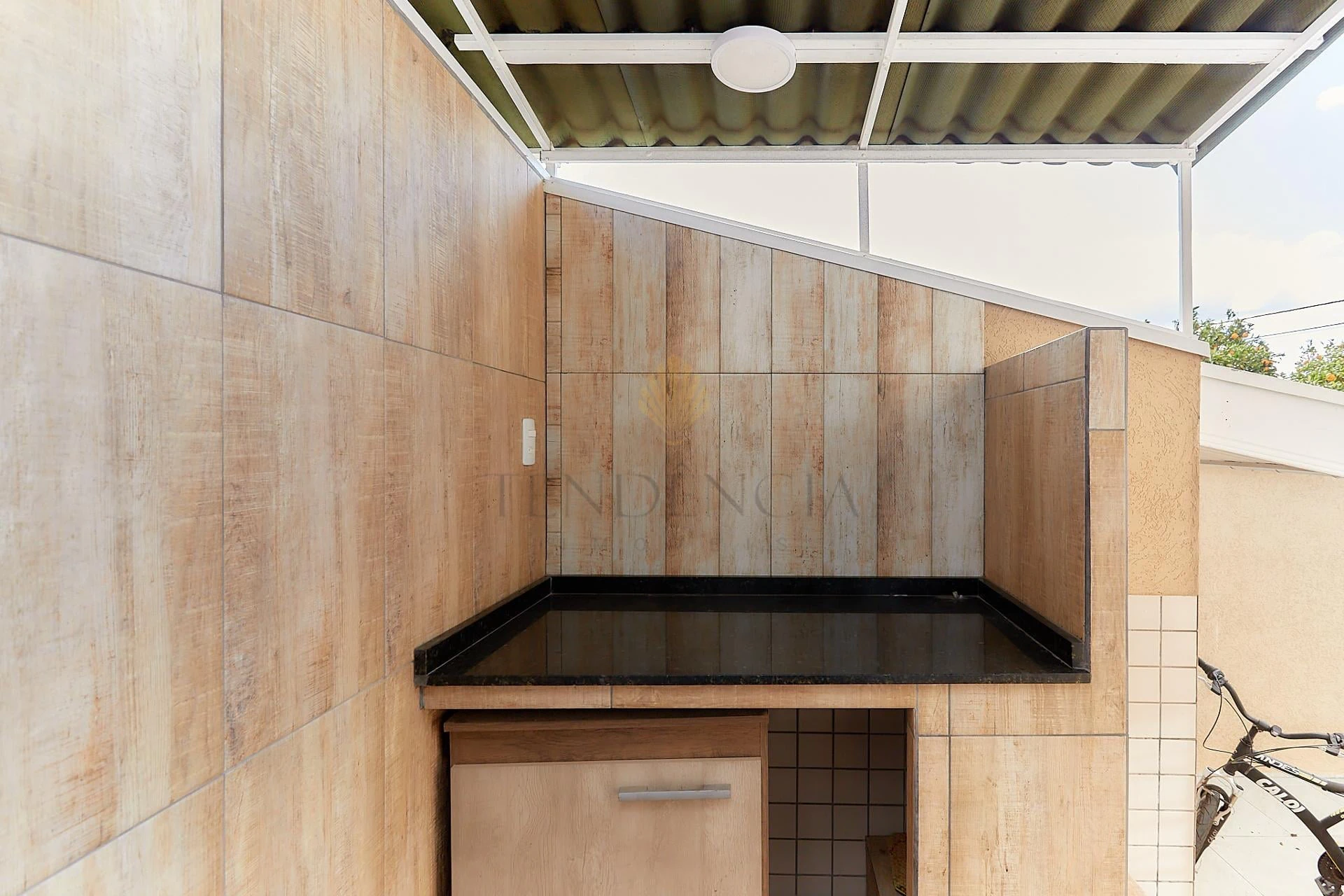 Wood or laminate floors in a one-bedroom house, 50 m² — photo 13
