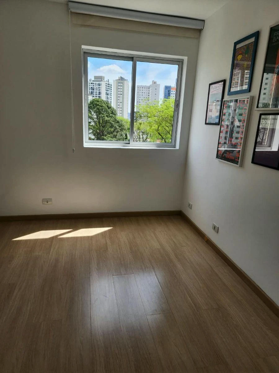 Wood or laminate floors in a 3-bedroom apartment, 100 m² — photo 3