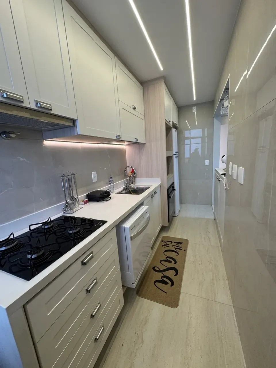 Furnished 2-bedroom apartment with open-plan kitchen — photo 9