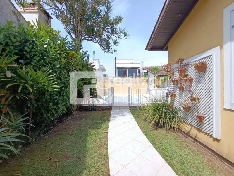 4-bedroom house with a garden — photo 4
