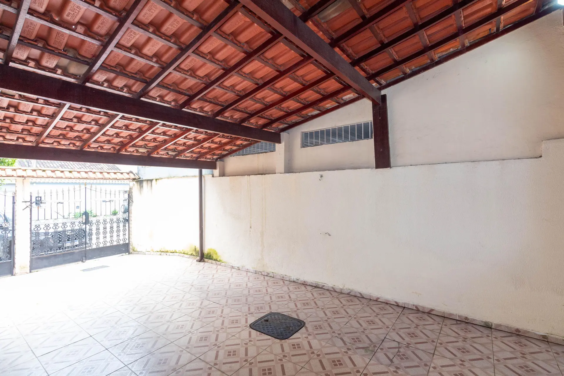 Balcony with a grill in a 2-bedroom house, 80 m² — photo 23