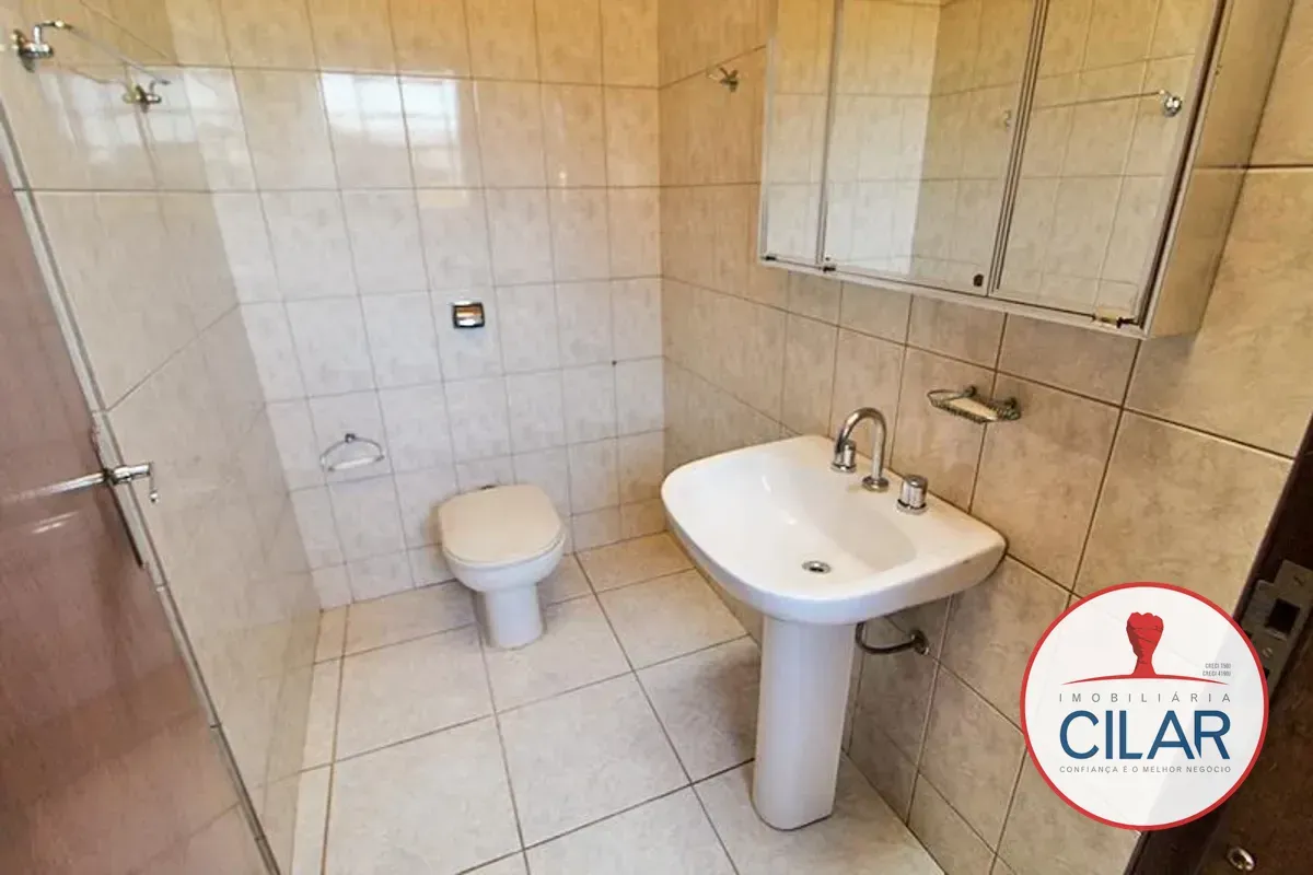 Bathtub in a 4-bedroom house, 280 m² — photo 32