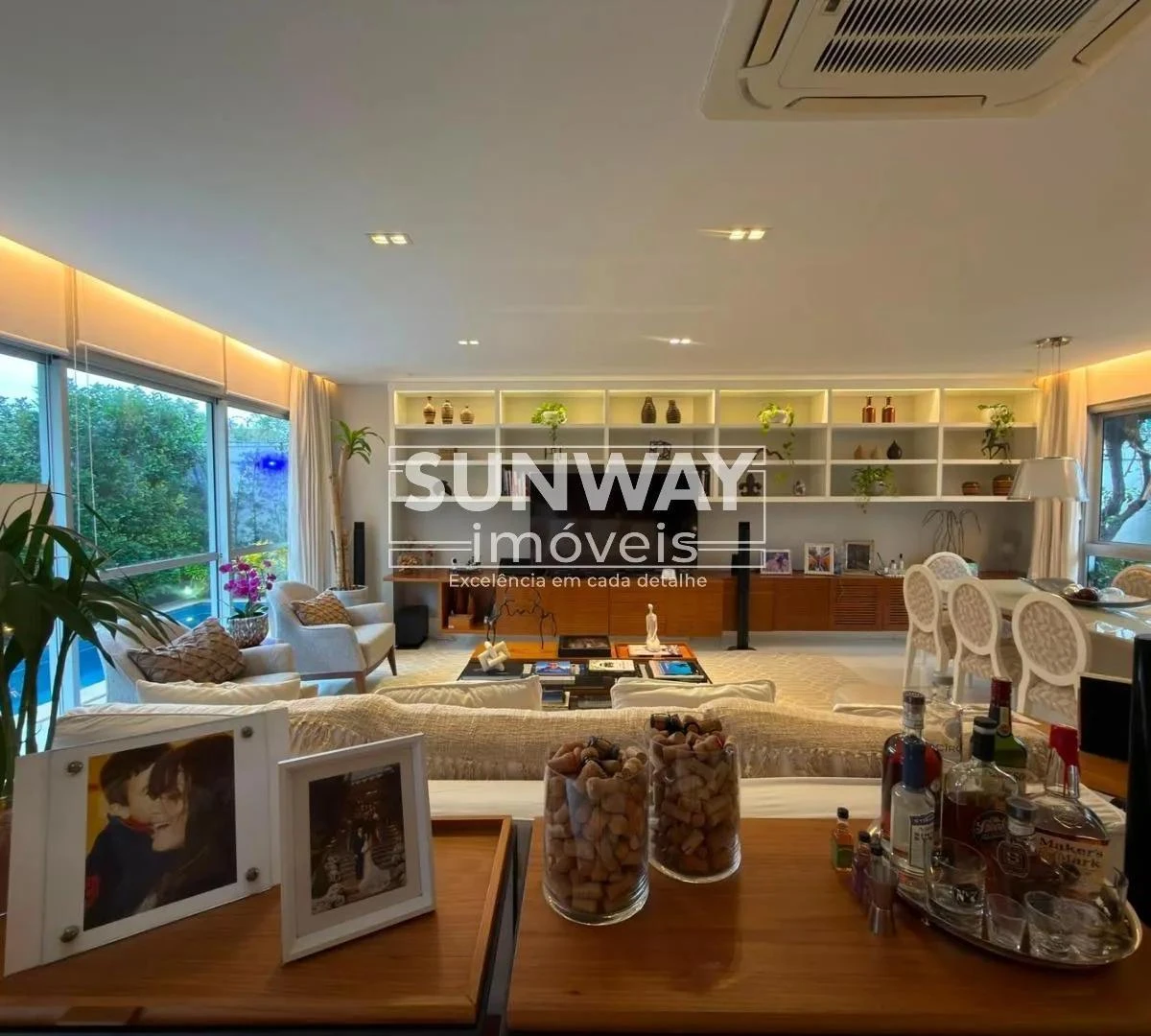 Balcony with a grill in a 4-bedroom house, 253 m² — photo 4