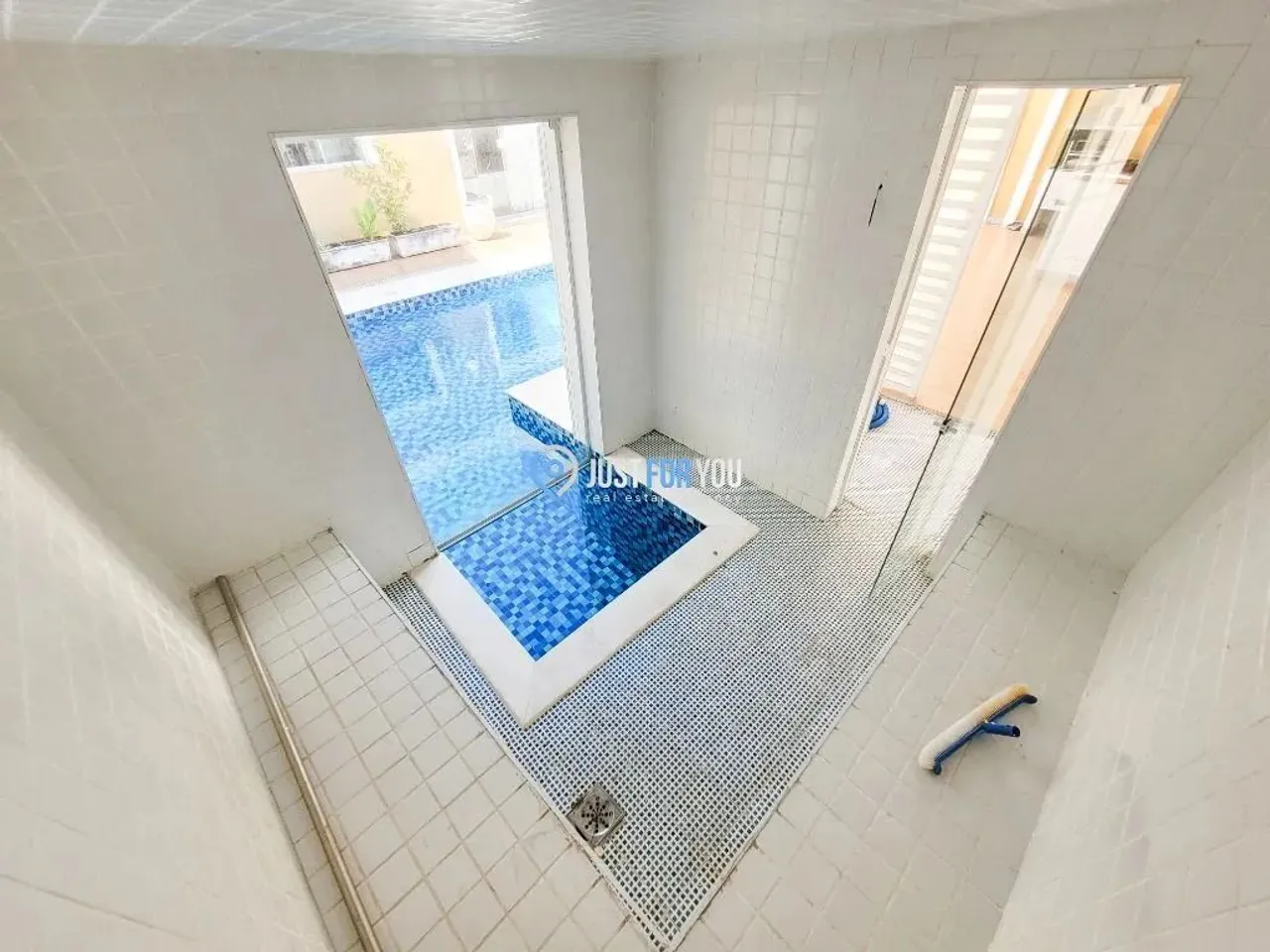 Furnished house with 5 bedrooms and 480 m² — photo 18