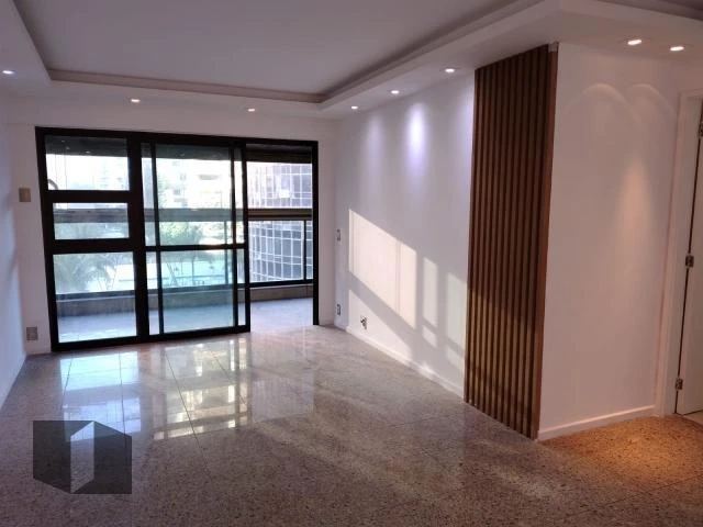 Glass-enclosed balcony in a 4-bedroom apartment, 143 m² — photo 3