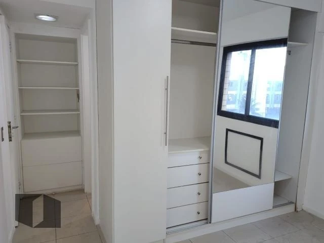 Glass-enclosed balcony in a 4-bedroom apartment, 143 m² — photo 8