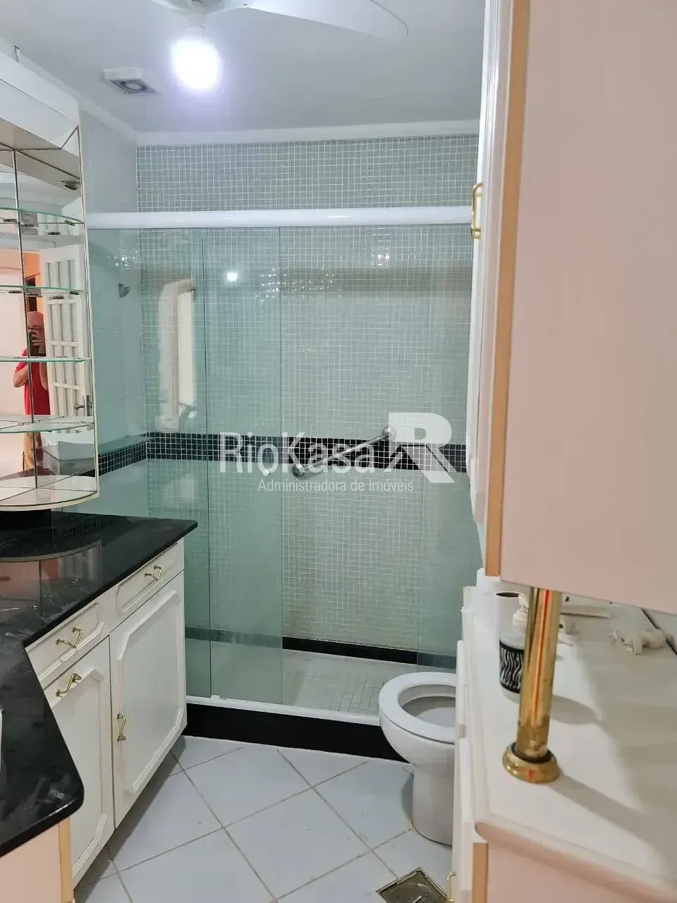 4-bedroom apartment in a building with a pool — photo 6
