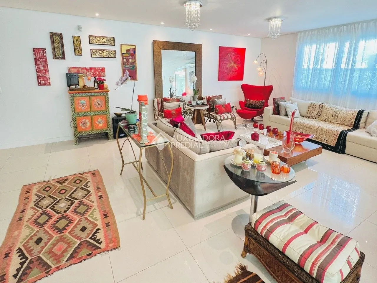 House with 6 bedrooms and an open kitchen with gas stove — photo 31
