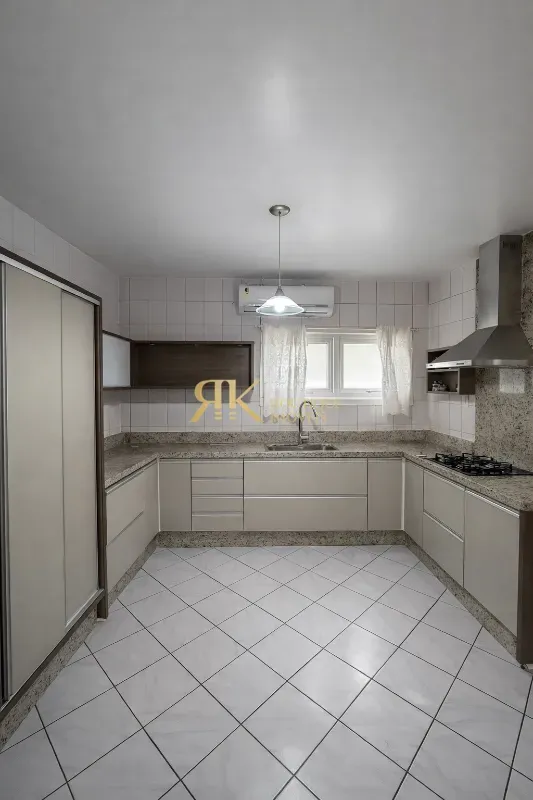 House with 3 bedrooms, suite, and 3 parking spaces