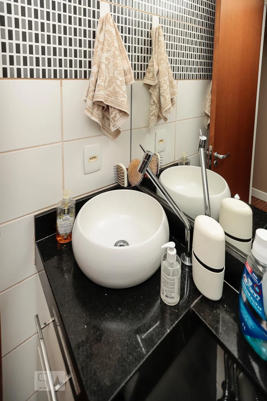 Furnished 2-bedroom apartment with balcony — photo 36