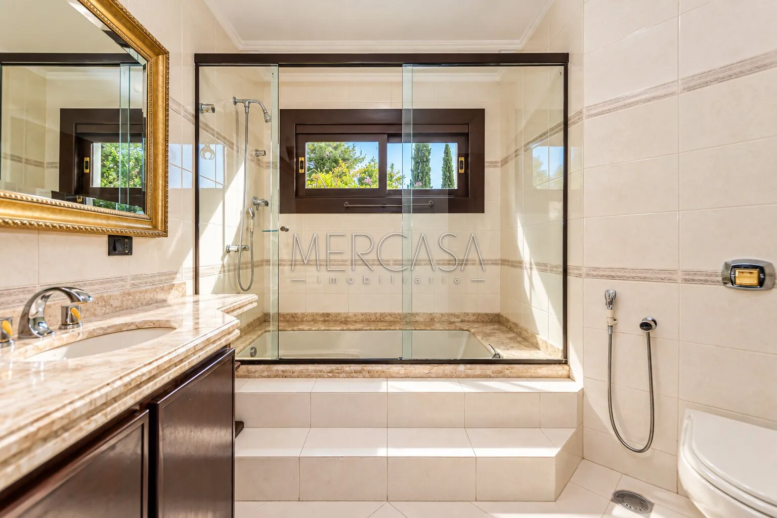 3-bedroom house with a bathtub in Curitiba — photo 38