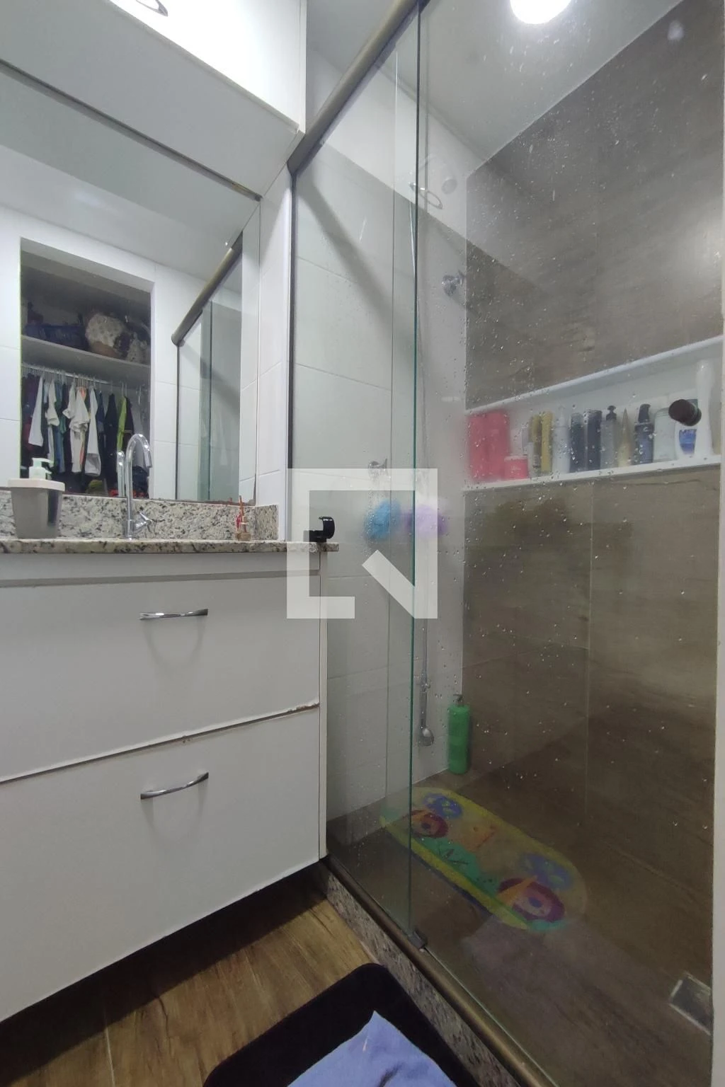 Apartamento de 89 m² com janelas do piso ao teto e closet — photo 50
