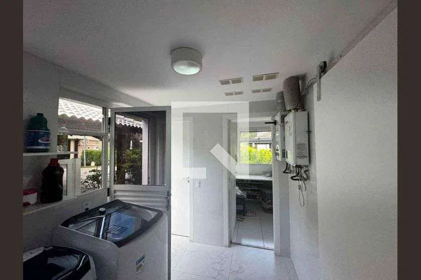 Floor-to-ceiling windows in a 6-bedroom house, 290 m² — photo 28