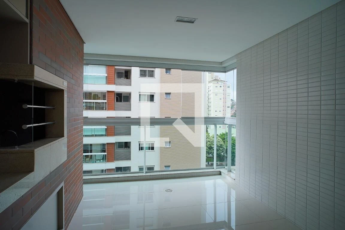 Apartment, 130 m², with floor-to-ceiling windows