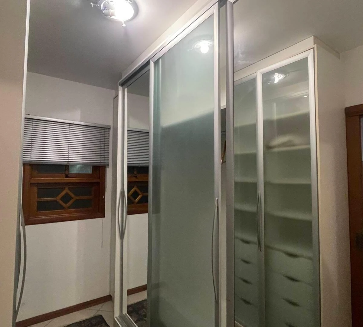 232 m² house with a walk-in closet and a bathtub — photo 17