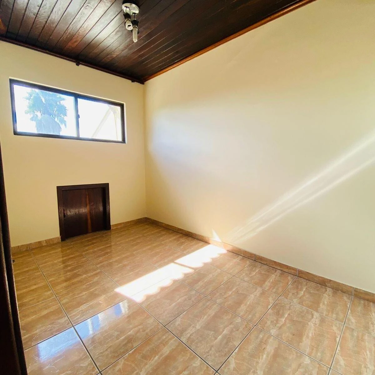 3-bedroom house with a glass-enclosed balcony in Curitiba — photo 19