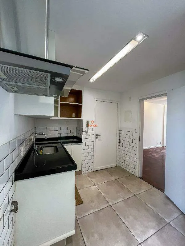 One-bedroom apartment with wood or laminate floors — photo 5