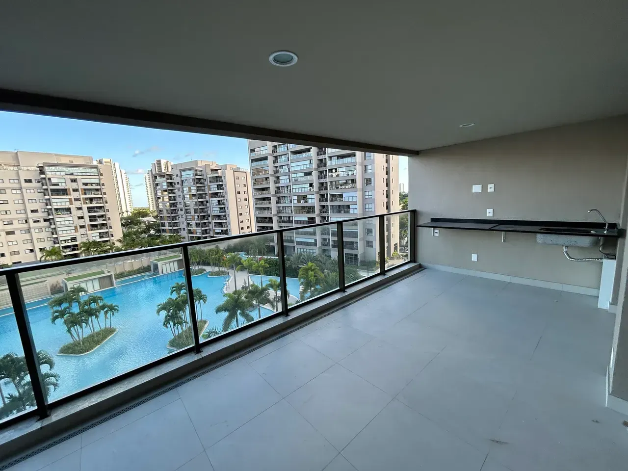 3-bedroom apartment with balcony and open-plan kitchen — photo 10