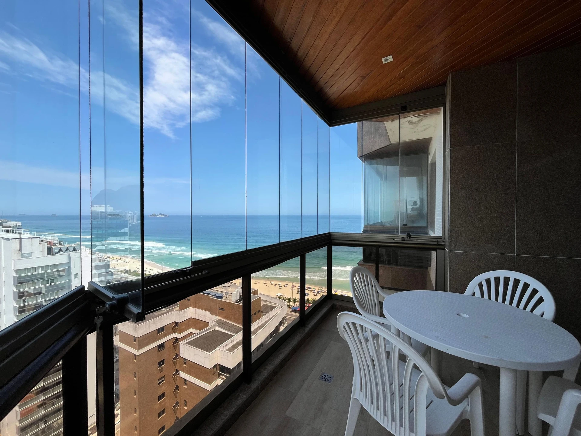 Glass-enclosed balcony in a one-bedroom apartment, 56 m² — photo 6