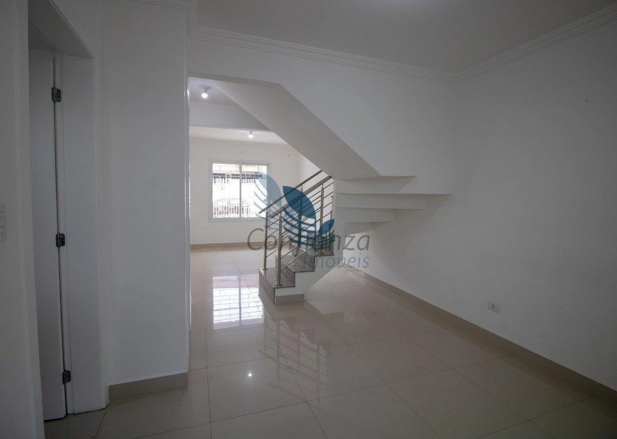3-bedroom house with a glass-enclosed balcony in Curitiba — photo 18
