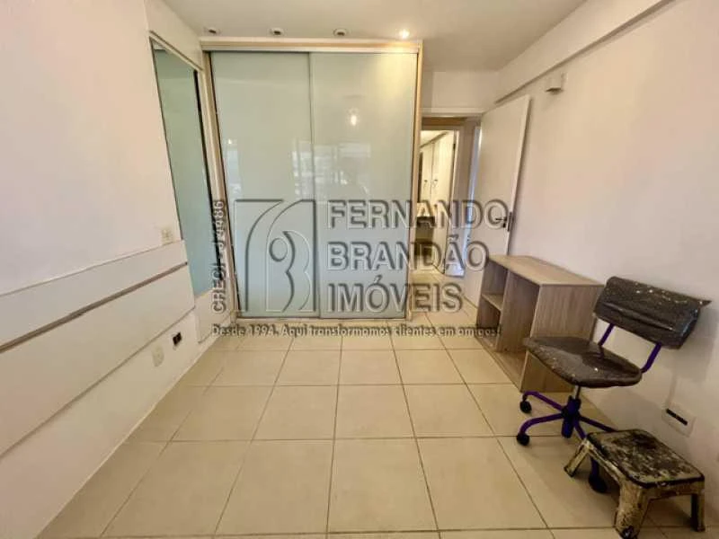 Glass-enclosed balcony in a 3-bedroom apartment, 91 m² — photo 6
