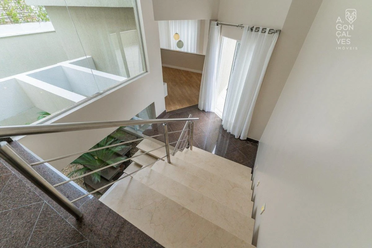 4-bedroom house with floor-to-ceiling windows in Curitiba — photo 34