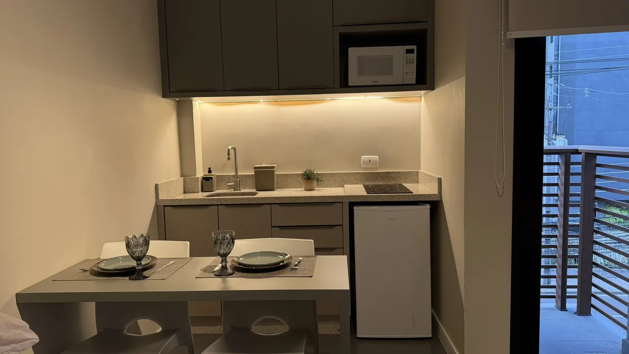 Apartamento mobiliado com varanda e quarto separado