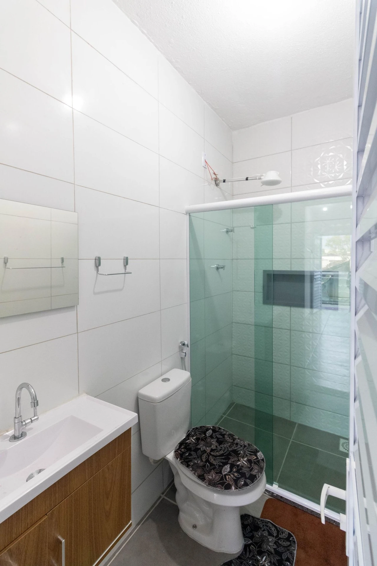 Apartamento sem mobília com 2 quartos e 1 banheiro