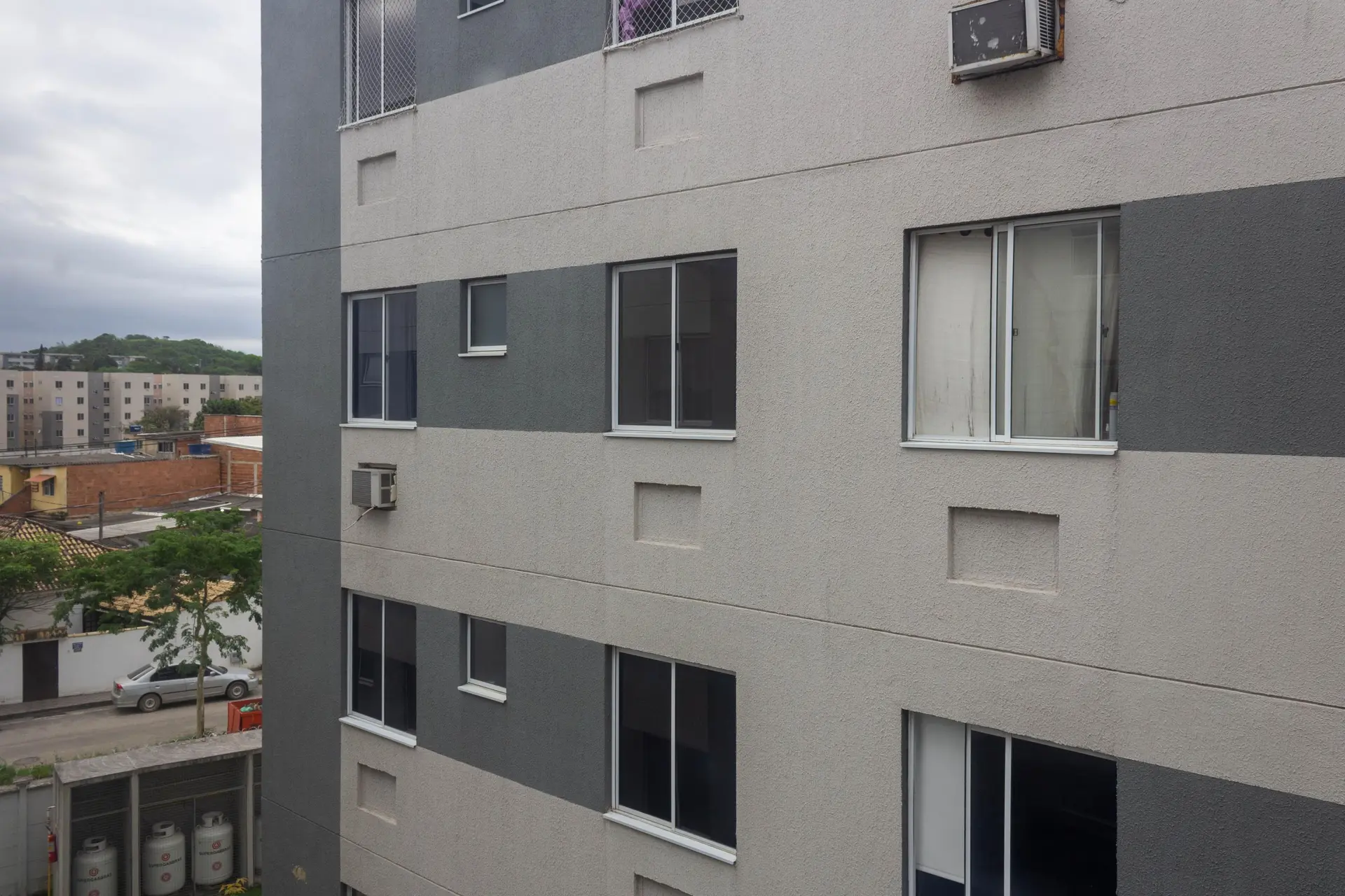 2-bedroom apartment in a building with a pool — photo 4