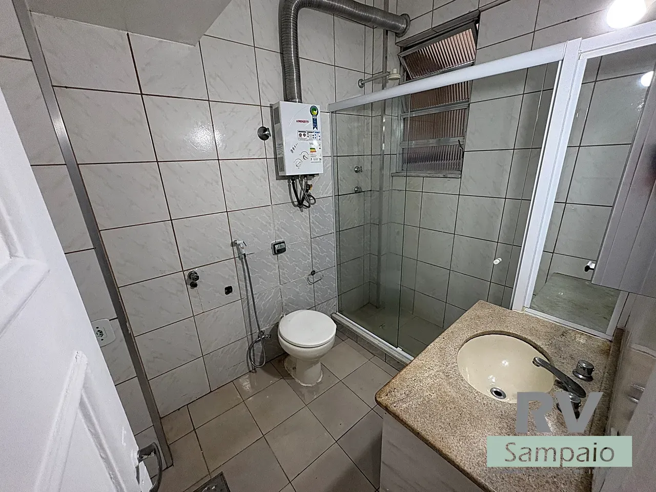 Wood or laminate floors in a one-bedroom apartment, 31 m² — photo 4