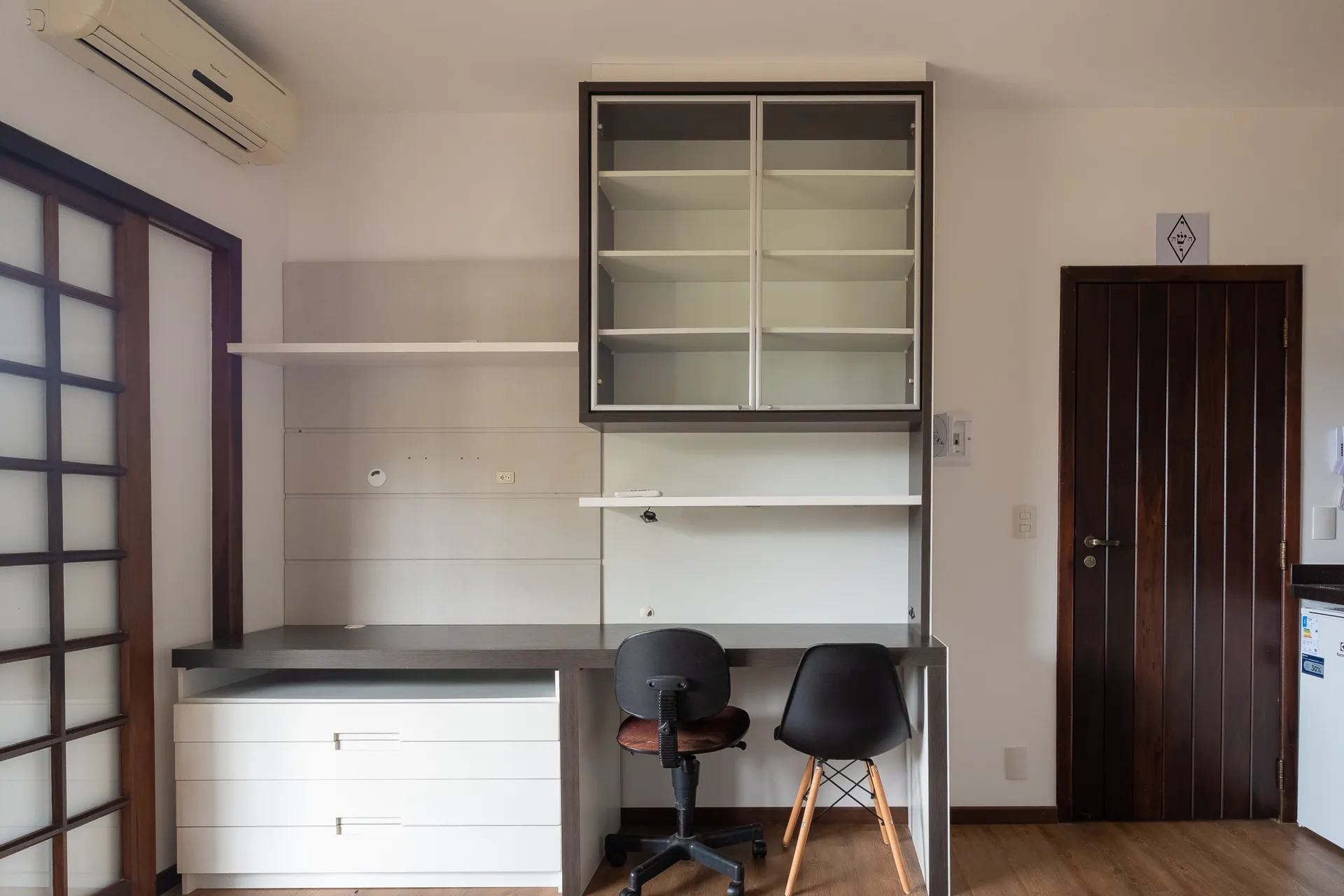 18 m² studio with a mountain view and a home office — photo 6